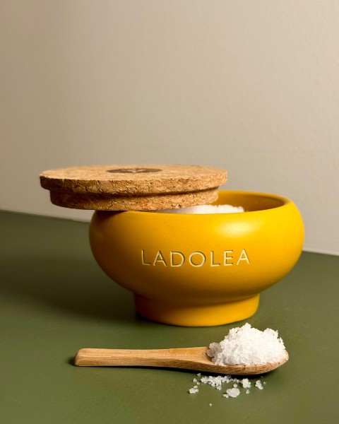 Ladolea Premium Fleur de Sel Meersalz in handgefertigter Keramikschale 100 g